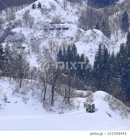 雪景色の只見線 122309445