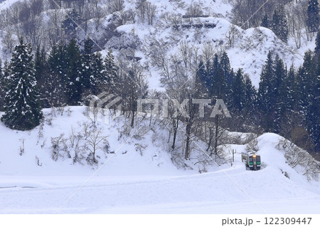 雪景色の只見線 122309447
