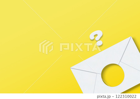 穴の開いたメールの封筒からはてなが飛び出す黄色い背景わ 穴の開いたメールの封筒からはてなが飛び出す黄色い背景わ 122310022