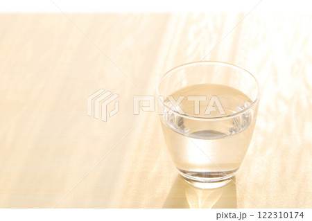 コップの水 122310174