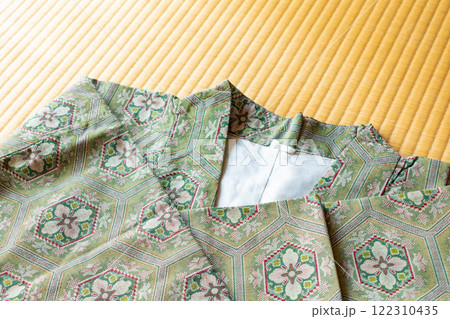 畳の上に置かれた和装、クローズアップ 122310435