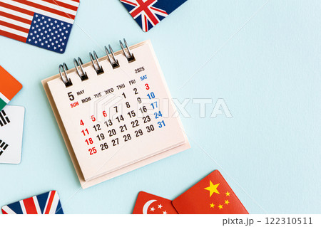 2025年5月のカレンダーと国旗　ゴールデンウィーク 122310511