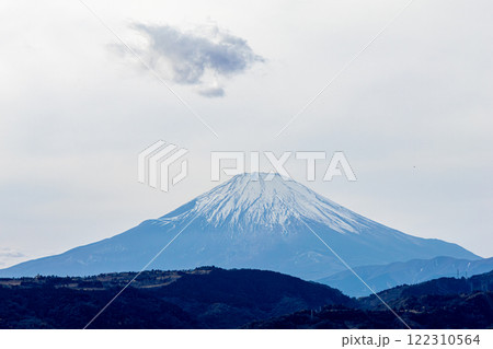 雪をかぶった冬の富士山 雪をかぶった冬の富士山 122310564