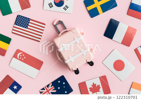 スーツケースと国旗　旅行　ピンク背景 122310701