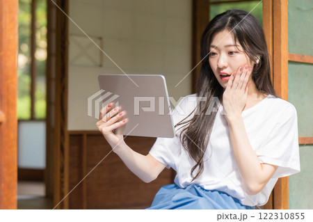 タブレット見て驚く若い女性 タブレット見て驚く若い女性 122310855