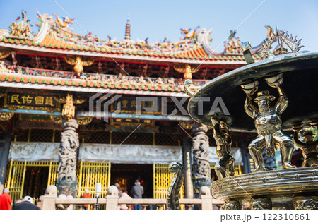 台湾　龍山寺　本殿と観音香炉 122310861