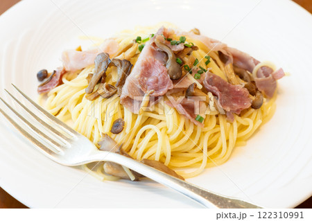 美味しい生ハムとキノコのスパゲッティ 122310991