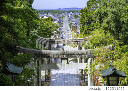 光の道で有名な宮地嶽神社の参道（福岡県福津市） 122311031
