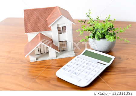 家の模型と電卓の不動産イメージ 家の模型と電卓の不動産イメージ 122311358