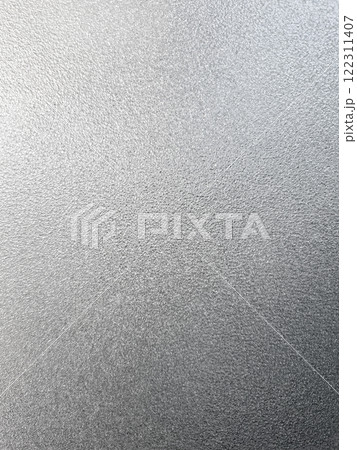 さらざらした凹凸のある刷りガラスの表面に光が透過し反射する縦長の背景画像2 122311407