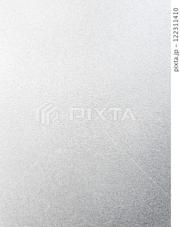 さらざらした凹凸のある刷りガラスの表面に光が透過し反射する縦長の背景画像5 さらざらした凹凸のある刷りガラスの表面に光が透過し反射する縦長の背景画像5 122311410