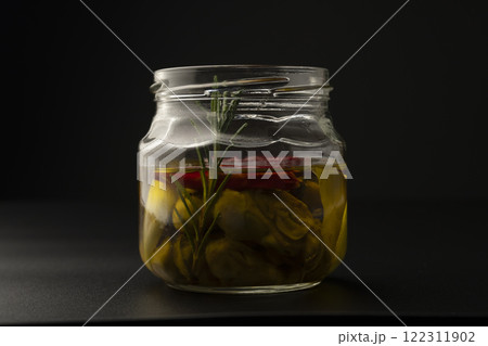 ガラス瓶に入れた牡蠣のオイル漬け ガラス瓶に入れた牡蠣のオイル漬け 122311902