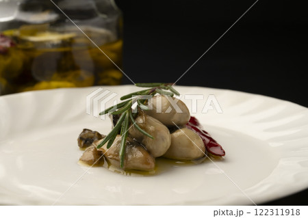 皿に盛り付けた牡蠣のオイル漬け 122311918