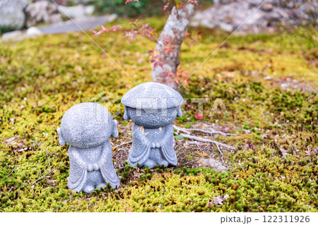 湖国百選　東近江市の瓦屋禅寺（瓦屋寺）　おさな地蔵と紅葉（秋のイメージ） 122311926