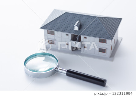 マンションとルーペ 122311994
