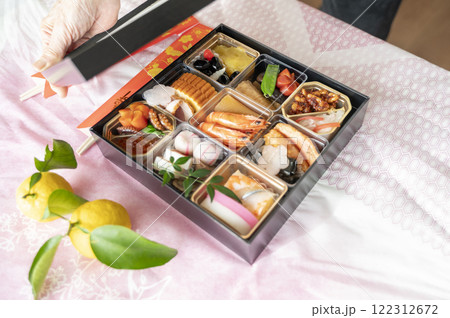 おせち料理お重の蓋を開ける 122312672