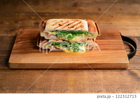 からし菜とベーコンチーズのホットサンド からし菜とベーコンチーズのホットサンド 122312713