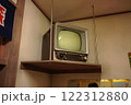 食堂のレトロなテレビ 122312880