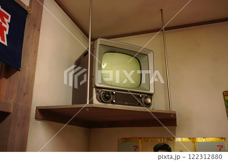 食堂のレトロなテレビ 122312880