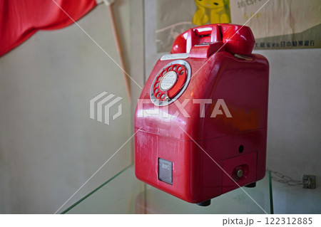 レトロな赤電話 122312885