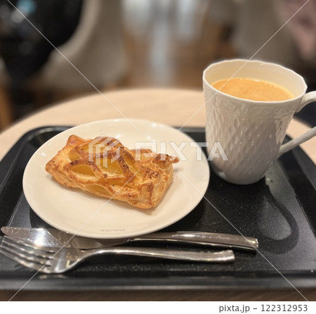 カフェのアップルパイとフルーツティー 122312953