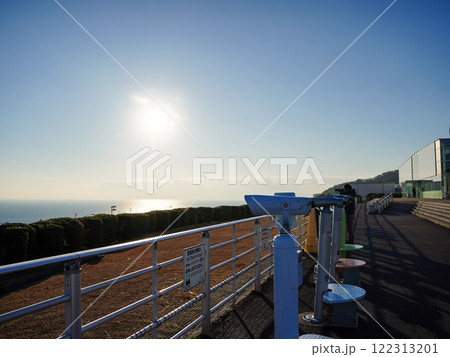 朝日を浴びる、海が見下ろせる展望台 122313201