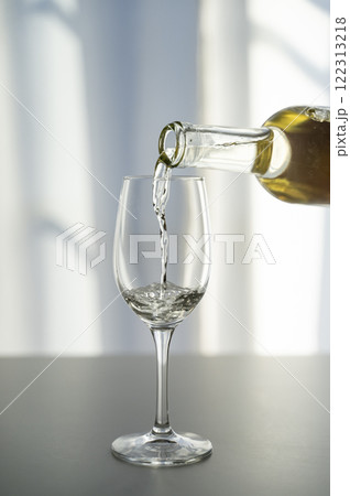 グラスに注がれる白ワイン 122313218