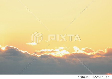 雲に隠れた朝日 122313237