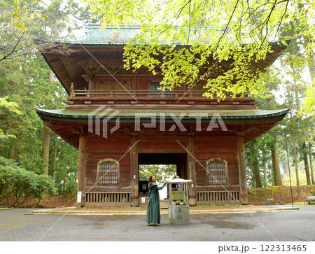 比叡延暦寺文殊楼にたたずむ女性 122313465