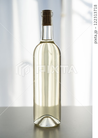 白ワインボトル 122313718