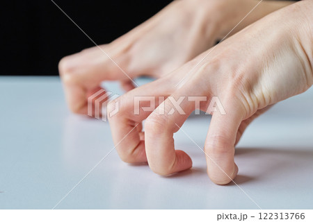 爪を立てて苛立ちを表す人の手元 爪を立てて苛立ちを表す人の手元 122313766