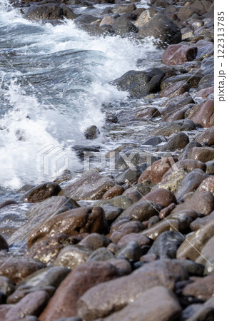 真鶴町番場浦海岸の波打ち際 122313785