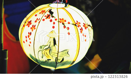 女の人が描かれたランタン 122313826