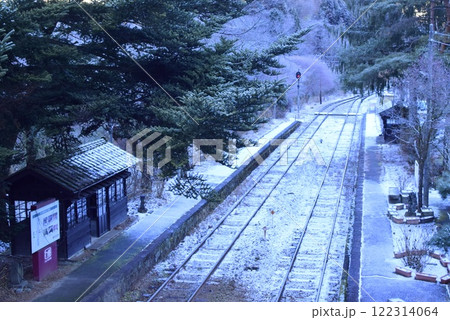 群馬　列車を待つホーム 122314064