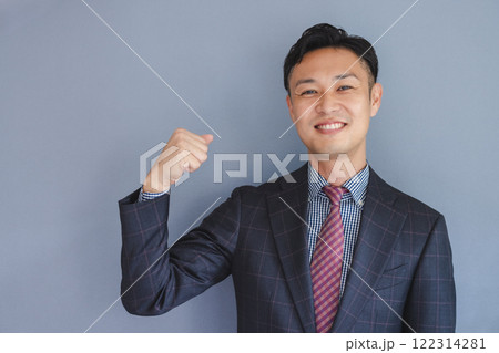 笑顔のビジネスマン 笑顔のビジネスマン 122314281