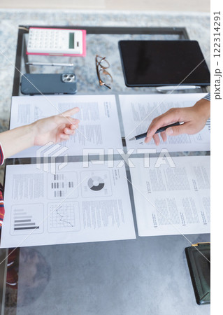 資料を指差すビジネスマンの手元 資料を指差すビジネスマンの手元 122314291