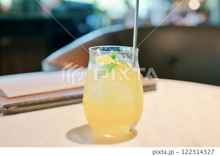 パインとマンゴーのワインクーラー 122314327