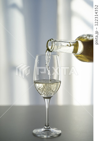 ワイングラスに注がれる白ワイン 122314352