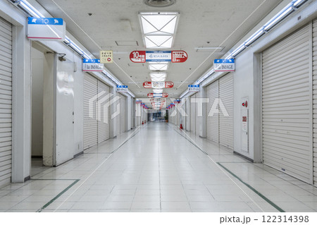 大阪　船場センタービル10号館の寂しい館内 122314398