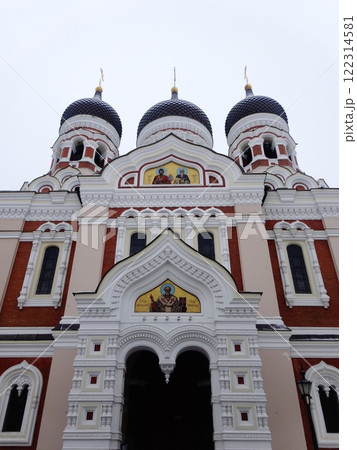 【エストニア】冬のアレクサンドル・ネフスキー大聖堂のファサード（タリン） 122314581