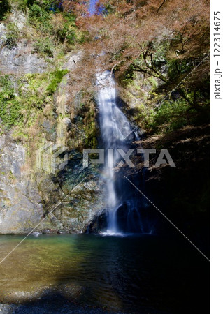 箕面公園の紅葉と箕面大滝（大阪市箕面市） 122314675