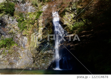 箕面公園の紅葉と箕面大滝（大阪市箕面市） 122314678