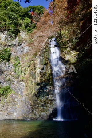 箕面公園の紅葉と箕面大滝（大阪市箕面市） 122314681