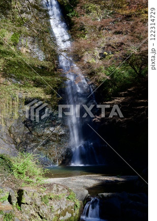 箕面公園の紅葉と箕面大滝（大阪市箕面市） 122314729