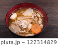 内側の赤いお椀の豚汁のアップ 122314829