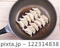 フライパンに焦げ付いた餃子 122314838