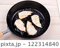 フライパンの上のカジキの炒め物 122314840