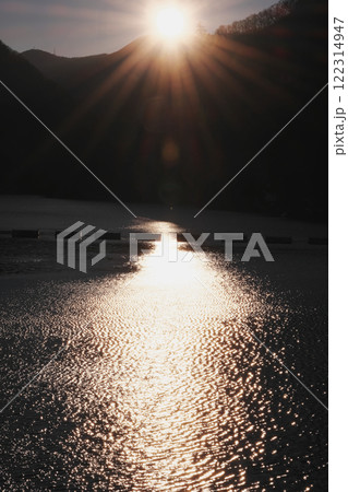 湖面を照らす夕日 122314947