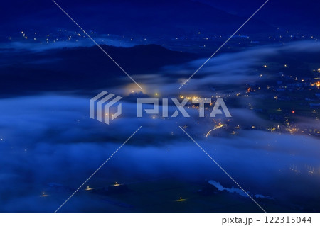 岩手県遠野市　夜明けの風景 122315044