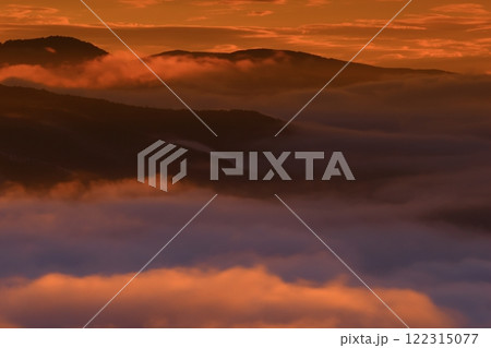 岩手県遠野市　夜明けの風景 122315077